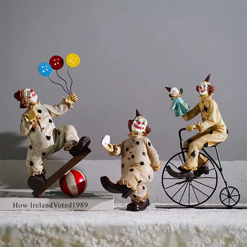 Custom polyresin handicraft European style home room decoration figurine retro circus table accent sculpture resin clown statue